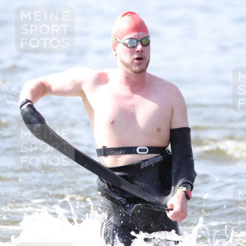 22.06.2025 - Viking Triathlon H.Heesch http://msf.ph/oto/8058348 22.06.2025 10:26:11 Schwimmen 9, 526, 617 meine-sportfotos.de