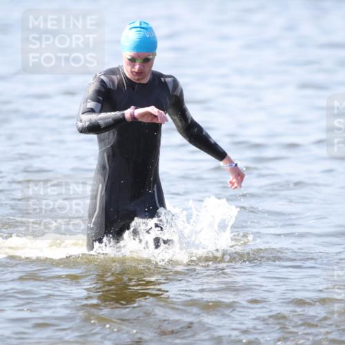 22.06.2025 - Viking Triathlon H.Heesch http://msf.ph/oto/8058351 22.06.2025 10:26:13 Schwimmen 9, 526, 617 meine-sportfotos.de