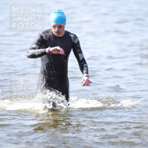 22.06.2025 - Viking Triathlon H.Heesch http://msf.ph/oto/8058353 22.06.2025 10:26:14 Schwimmen 9, 526, 617 meine-sportfotos.de