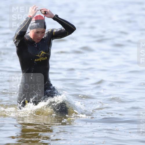 22.06.2025 - Viking Triathlon H.Heesch http://msf.ph/oto/8058429 22.06.2025 10:26:56 Schwimmen 52, 81, 145, 288, 610, 623, 661 meine-sportfotos.de