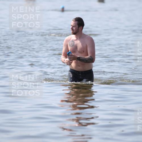 22.06.2025 - Viking Triathlon H.Heesch http://msf.ph/oto/8058457 22.06.2025 10:54:36 Schwimmen 305 meine-sportfotos.de