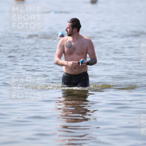22.06.2025 - Viking Triathlon H.Heesch http://msf.ph/oto/8058465 22.06.2025 10:54:37 Schwimmen 305 meine-sportfotos.de