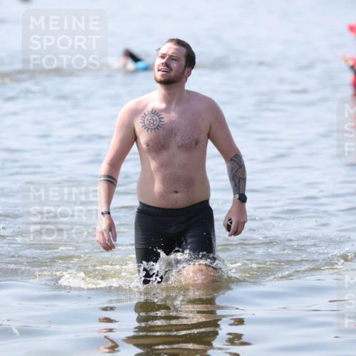 22.06.2025 - Viking Triathlon H.Heesch http://msf.ph/oto/8058473 22.06.2025 10:54:47 Schwimmen 305 meine-sportfotos.de