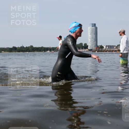 22.06.2025 - Viking Triathlon Michael Strokosch http://msf.ph/oto/8058485 22.06.2025 10:49:06 Schwimmen 317, 353 meine-sportfotos.de