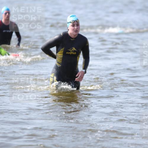22.06.2025 - Viking Triathlon H.Heesch http://msf.ph/oto/8058587 22.06.2025 10:27:40 Schwimmen 1, 176, 198, 230, 272, 534, 611 meine-sportfotos.de