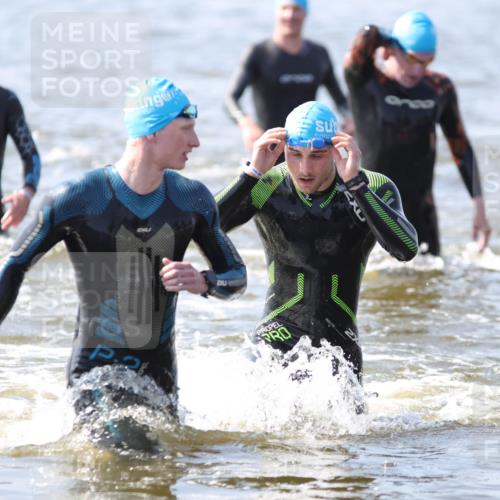 22.06.2025 - Viking Triathlon H.Heesch http://msf.ph/oto/8058631 22.06.2025 10:27:48 Schwimmen 14, 90, 176, 178, 196, 198, 230, 289, 401, 534, 616 meine-sportfotos.de