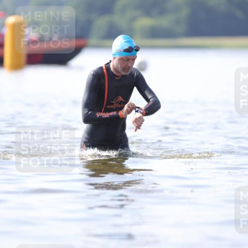 22.06.2025 - Viking Triathlon H.Heesch http://msf.ph/oto/8058684 22.06.2025 10:59:19 Schwimmen 222, 459, 476 meine-sportfotos.de