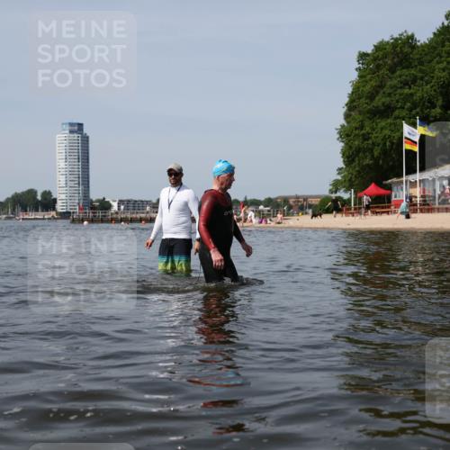 22.06.2025 - Viking Triathlon Michael Strokosch http://msf.ph/oto/8058698 22.06.2025 10:49:49 Schwimmen 69, 140, 270, 273, 356, 453 meine-sportfotos.de