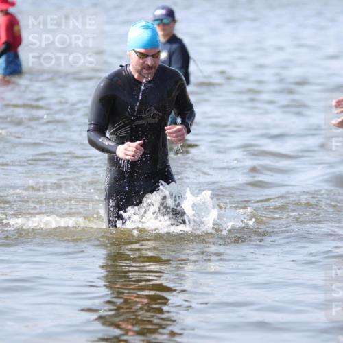 22.06.2025 - Viking Triathlon H.Heesch http://msf.ph/oto/8058711 22.06.2025 10:28:40 Schwimmen 15, 258, 301, 368, 414 meine-sportfotos.de