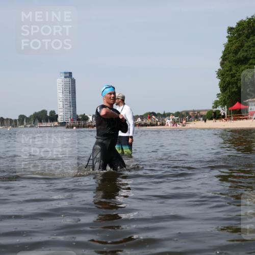 22.06.2025 - Viking Triathlon Michael Strokosch http://msf.ph/oto/8058712 22.06.2025 10:49:51 Schwimmen 69, 140, 270, 273, 356, 453 meine-sportfotos.de