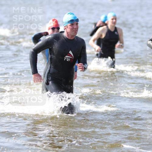 22.06.2025 - Viking Triathlon H.Heesch http://msf.ph/oto/8058827 22.06.2025 10:29:00 Schwimmen 7, 12, 15, 152, 200, 310, 384, 414, 443, 458, 604, 628, 652 meine-sportfotos.de