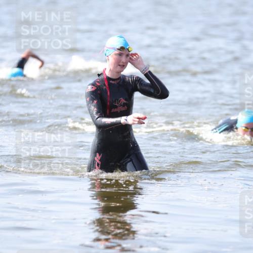 22.06.2025 - Viking Triathlon H.Heesch http://msf.ph/oto/8058958 22.06.2025 10:29:47 Schwimmen 264, 299, 473 meine-sportfotos.de