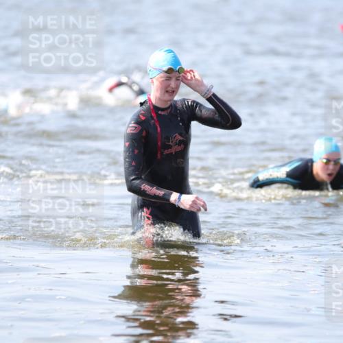 22.06.2025 - Viking Triathlon H.Heesch http://msf.ph/oto/8058960 22.06.2025 10:29:47 Schwimmen 264, 299, 473 meine-sportfotos.de