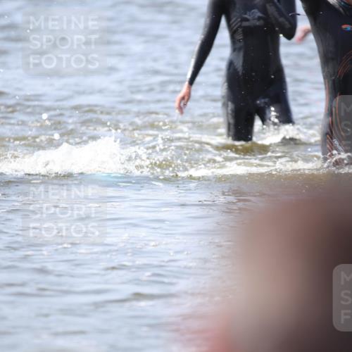 22.06.2025 - Viking Triathlon H.Heesch http://msf.ph/oto/8059062 22.06.2025 10:30:24 Schwimmen 13, 132, 381, 393, 491, 551, 626, 643, 651 meine-sportfotos.de