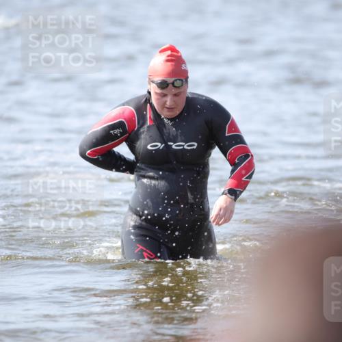 22.06.2025 - Viking Triathlon H.Heesch http://msf.ph/oto/8059080 22.06.2025 10:30:28 Schwimmen 13, 188, 381, 393, 551, 643, 651 meine-sportfotos.de