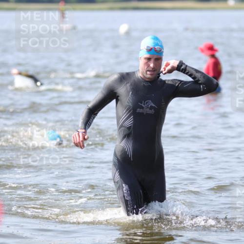 22.06.2025 - Viking Triathlon H.Heesch http://msf.ph/oto/8059108 22.06.2025 10:30:40 Schwimmen 13, 162, 188, 444, 551, 630, 651 meine-sportfotos.de