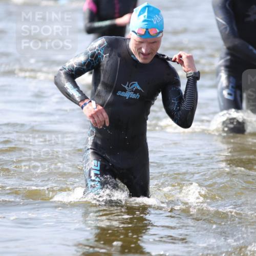 22.06.2025 - Viking Triathlon H.Heesch http://msf.ph/oto/8059157 22.06.2025 10:31:00 Schwimmen 45, 162, 216, 237, 330, 347, 352, 510, 549 meine-sportfotos.de