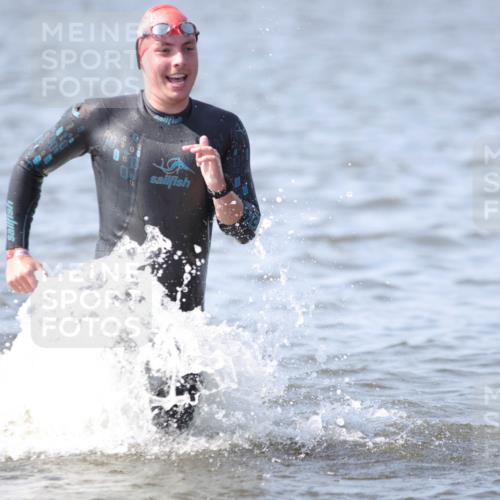 22.06.2025 - Viking Triathlon H.Heesch http://msf.ph/oto/8059416 22.06.2025 10:31:56 Schwimmen 63, 87, 99, 124, 125, 193, 207, 224, 226, 271, 435, 449, 464, 488, 507, 555, 658 meine-sportfotos.de