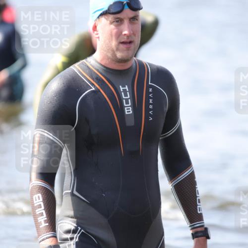 22.06.2025 - Viking Triathlon H.Heesch http://msf.ph/oto/8059526 22.06.2025 10:32:36 Schwimmen 80, 170, 208, 278, 492, 554 meine-sportfotos.de