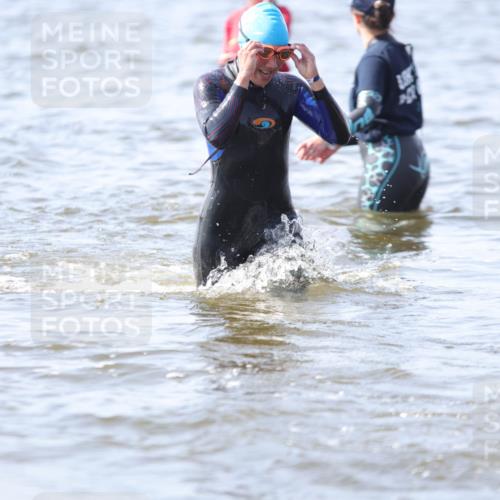 22.06.2025 - Viking Triathlon H.Heesch http://msf.ph/oto/8059533 22.06.2025 10:32:38 Schwimmen 80, 170, 208, 278, 492, 554 meine-sportfotos.de