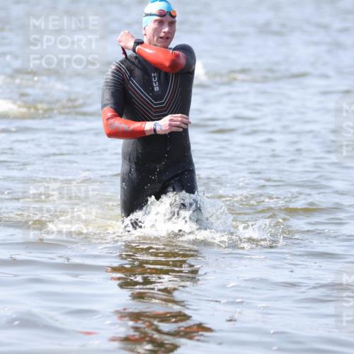 22.06.2025 - Viking Triathlon H.Heesch http://msf.ph/oto/8059564 22.06.2025 10:32:43 Schwimmen 80, 208, 278, 287, 554 meine-sportfotos.de
