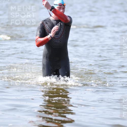 22.06.2025 - Viking Triathlon H.Heesch http://msf.ph/oto/8059569 22.06.2025 10:32:43 Schwimmen 80, 208, 278, 287, 554 meine-sportfotos.de