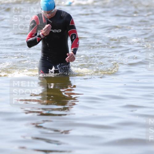 22.06.2025 - Viking Triathlon H.Heesch http://msf.ph/oto/8059663 22.06.2025 10:33:11 Schwimmen 28, 91, 300, 387, 399, 608 meine-sportfotos.de