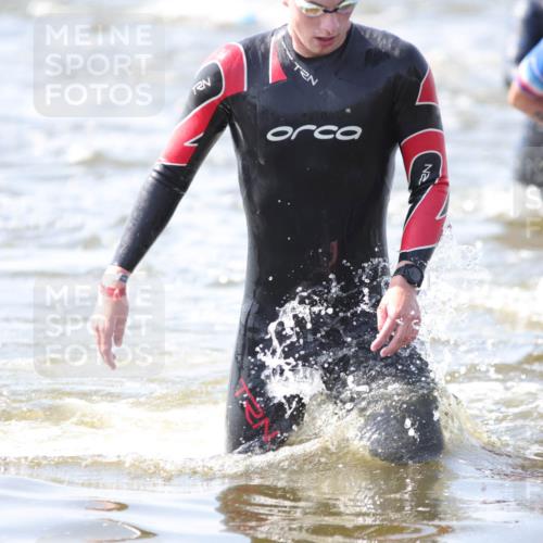 22.06.2025 - Viking Triathlon H.Heesch http://msf.ph/oto/8059669 22.06.2025 10:33:15 Schwimmen 28, 38, 300, 387, 399, 524, 608 meine-sportfotos.de