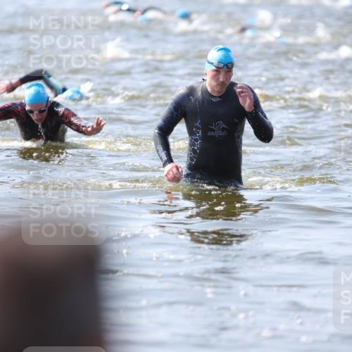 22.06.2025 - Viking Triathlon H.Heesch http://msf.ph/oto/8059680 22.06.2025 10:33:19 Schwimmen 28, 38, 300, 382, 387, 522, 524, 608 meine-sportfotos.de