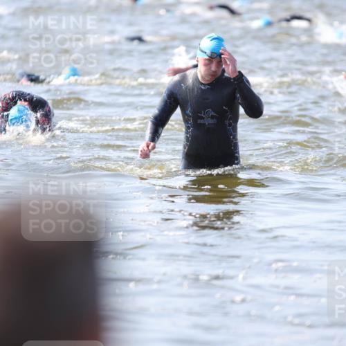 22.06.2025 - Viking Triathlon H.Heesch http://msf.ph/oto/8059685 22.06.2025 10:33:19 Schwimmen 28, 38, 300, 382, 387, 522, 524, 608 meine-sportfotos.de