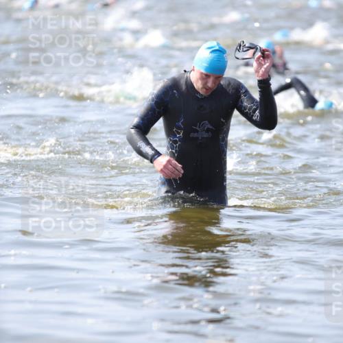 22.06.2025 - Viking Triathlon H.Heesch http://msf.ph/oto/8059690 22.06.2025 10:33:22 Schwimmen 28, 38, 300, 382, 387, 522, 524, 608 meine-sportfotos.de