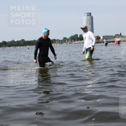 22.06.2025 - Viking Triathlon Michael Strokosch http://msf.ph/oto/8059790 22.06.2025 10:53:25 Schwimmen 201, 241, 319 meine-sportfotos.de