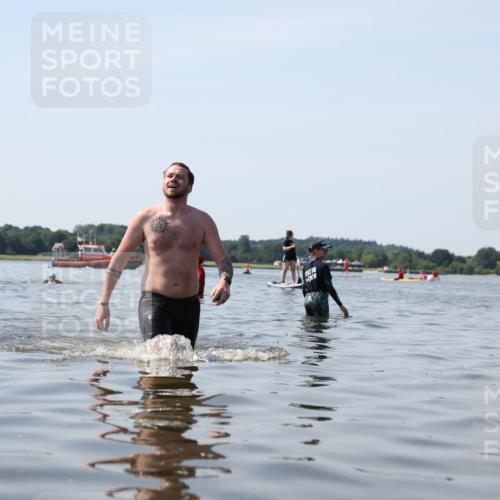 22.06.2025 - Viking Triathlon Michael Strokosch http://msf.ph/oto/8059946 22.06.2025 10:54:44 Schwimmen 305 meine-sportfotos.de