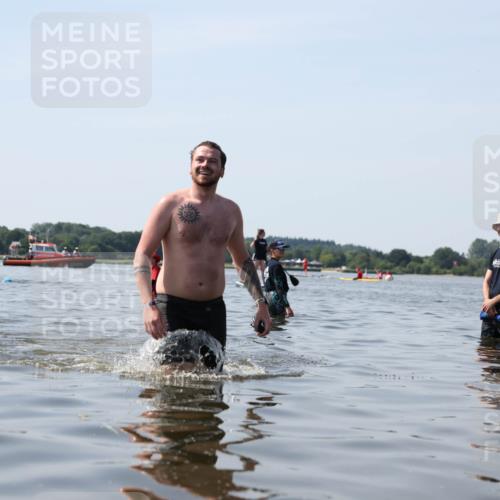 22.06.2025 - Viking Triathlon Michael Strokosch http://msf.ph/oto/8059971 22.06.2025 10:54:45 Schwimmen 305 meine-sportfotos.de
