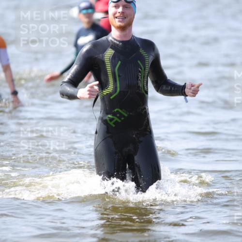 22.06.2025 - Viking Triathlon H.Heesch http://msf.ph/oto/8059995 22.06.2025 10:34:43 Schwimmen 17, 43, 77, 114, 161, 247, 284, 323, 341, 434, 548, 550 meine-sportfotos.de