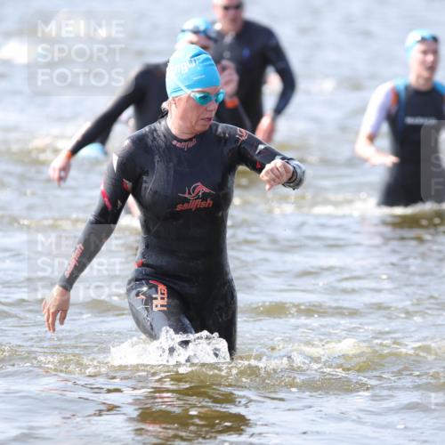 22.06.2025 - Viking Triathlon H.Heesch http://msf.ph/oto/8060003 22.06.2025 10:34:44 Schwimmen 17, 43, 77, 114, 161, 247, 284, 323, 341, 434, 475, 548, 550 meine-sportfotos.de