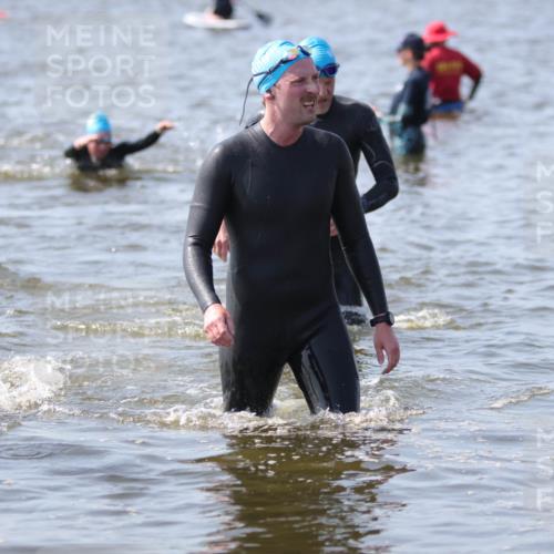 22.06.2025 - Viking Triathlon H.Heesch http://msf.ph/oto/8060328 22.06.2025 10:36:16 Schwimmen 42, 88, 101, 334, 407 meine-sportfotos.de