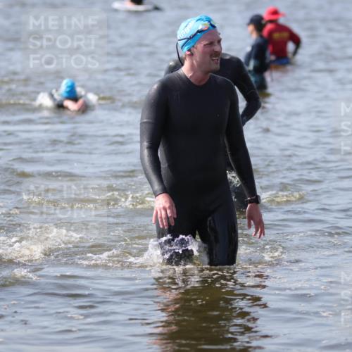 22.06.2025 - Viking Triathlon H.Heesch http://msf.ph/oto/8060334 22.06.2025 10:36:16 Schwimmen 42, 88, 101, 334, 407 meine-sportfotos.de