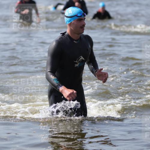 22.06.2025 - Viking Triathlon H.Heesch http://msf.ph/oto/8060339 22.06.2025 10:36:17 Schwimmen 42, 88, 101, 232, 251, 334, 407 meine-sportfotos.de