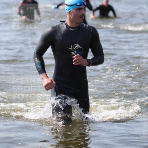 22.06.2025 - Viking Triathlon H.Heesch http://msf.ph/oto/8060346 22.06.2025 10:36:17 Schwimmen 42, 88, 101, 232, 251, 334, 407 meine-sportfotos.de
