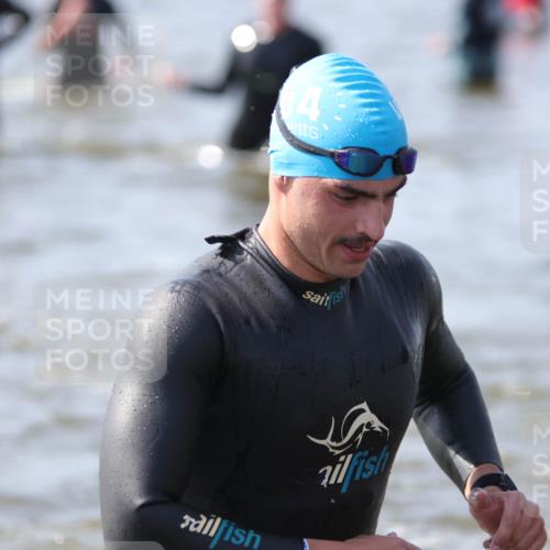 22.06.2025 - Viking Triathlon H.Heesch http://msf.ph/oto/8060359 22.06.2025 10:36:20 Schwimmen 42, 88, 101, 232, 251, 334, 407 meine-sportfotos.de