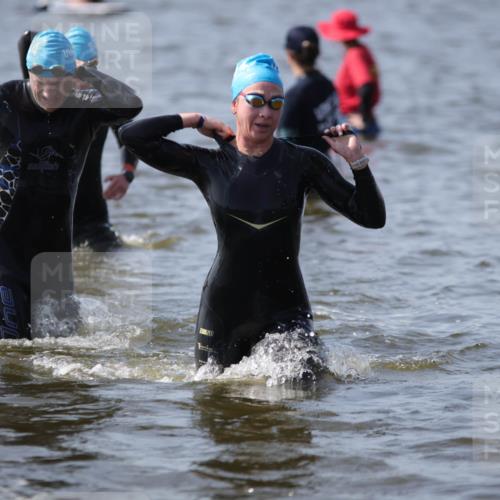 22.06.2025 - Viking Triathlon H.Heesch http://msf.ph/oto/8060365 22.06.2025 10:36:23 Schwimmen 42, 88, 101, 232, 251, 332, 334, 407 meine-sportfotos.de