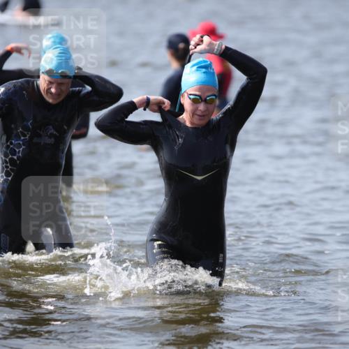 22.06.2025 - Viking Triathlon H.Heesch http://msf.ph/oto/8060376 22.06.2025 10:36:23 Schwimmen 42, 88, 101, 232, 251, 332, 334, 407 meine-sportfotos.de