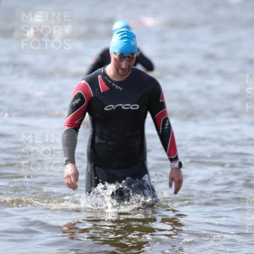 22.06.2025 - Viking Triathlon H.Heesch http://msf.ph/oto/8060412 22.06.2025 10:36:27 Schwimmen 42, 88, 101, 232, 251, 332, 334 meine-sportfotos.de