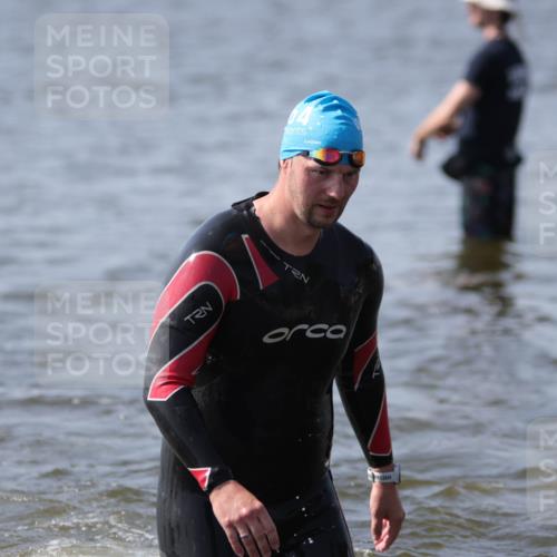 22.06.2025 - Viking Triathlon H.Heesch http://msf.ph/oto/8060428 22.06.2025 10:36:34 Schwimmen 42, 88, 232, 251, 332 meine-sportfotos.de