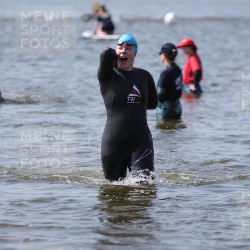22.06.2025 - Viking Triathlon H.Heesch http://msf.ph/oto/8060433 22.06.2025 10:36:36 Schwimmen 42, 232, 251, 332 meine-sportfotos.de
