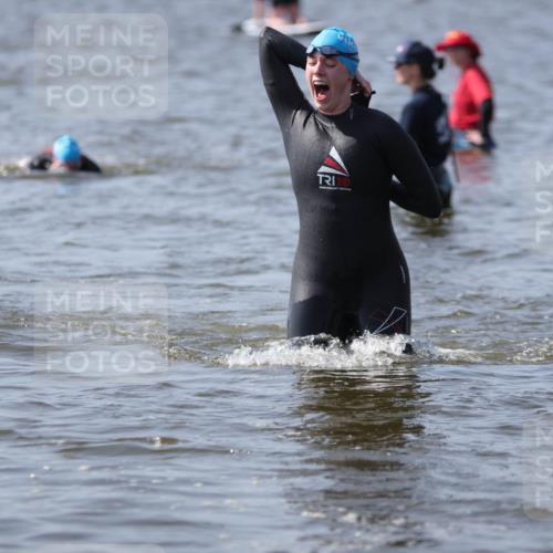 22.06.2025 - Viking Triathlon H.Heesch http://msf.ph/oto/8060445 22.06.2025 10:36:36 Schwimmen 42, 232, 251, 332 meine-sportfotos.de