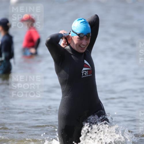 22.06.2025 - Viking Triathlon H.Heesch http://msf.ph/oto/8060451 22.06.2025 10:36:38 Schwimmen 42, 232, 251, 332 meine-sportfotos.de