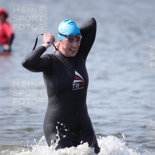 22.06.2025 - Viking Triathlon H.Heesch http://msf.ph/oto/8060458 22.06.2025 10:36:38 Schwimmen 42, 232, 251, 332 meine-sportfotos.de