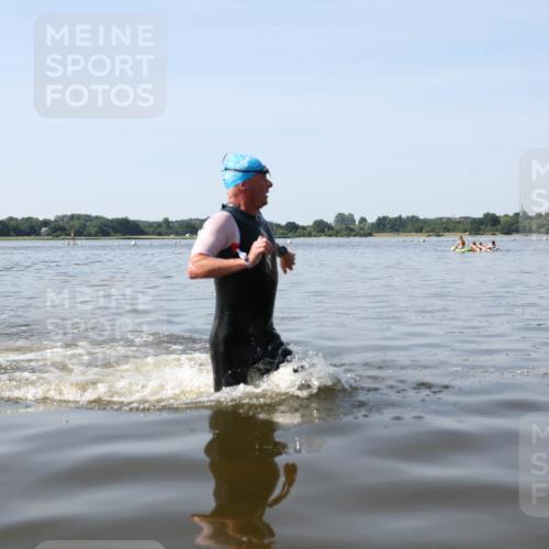22.06.2025 - Viking Triathlon Michael Strokosch http://msf.ph/oto/8061086 22.06.2025 10:24:47 Schwimmen 329 meine-sportfotos.de